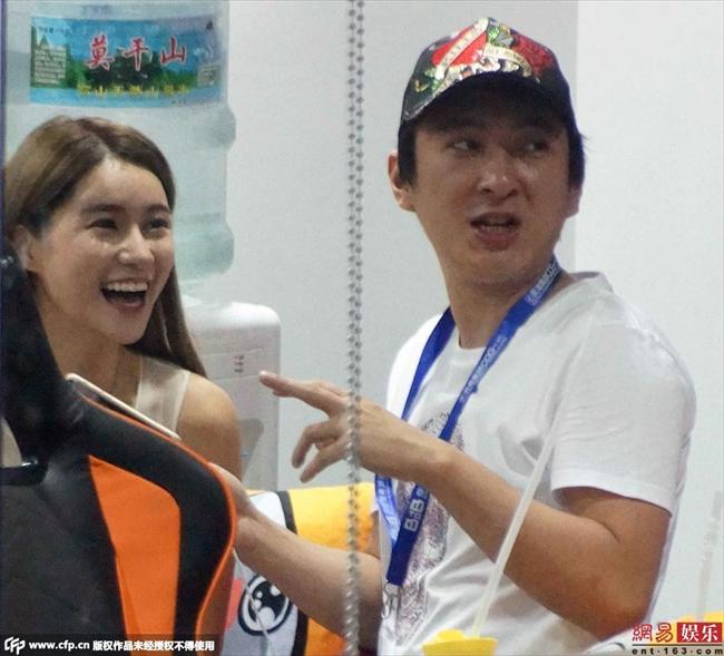 王思聪当伴郎后首次与angelababy杨颖同台